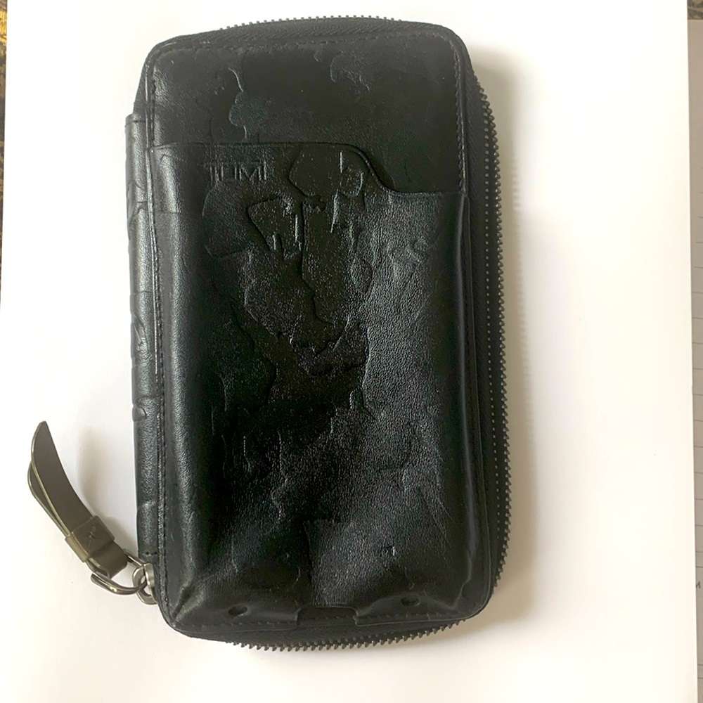 TUMI zip-around wallet from the Grant collection.
